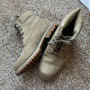 Size 10 green timberland boots, they are in good condition.